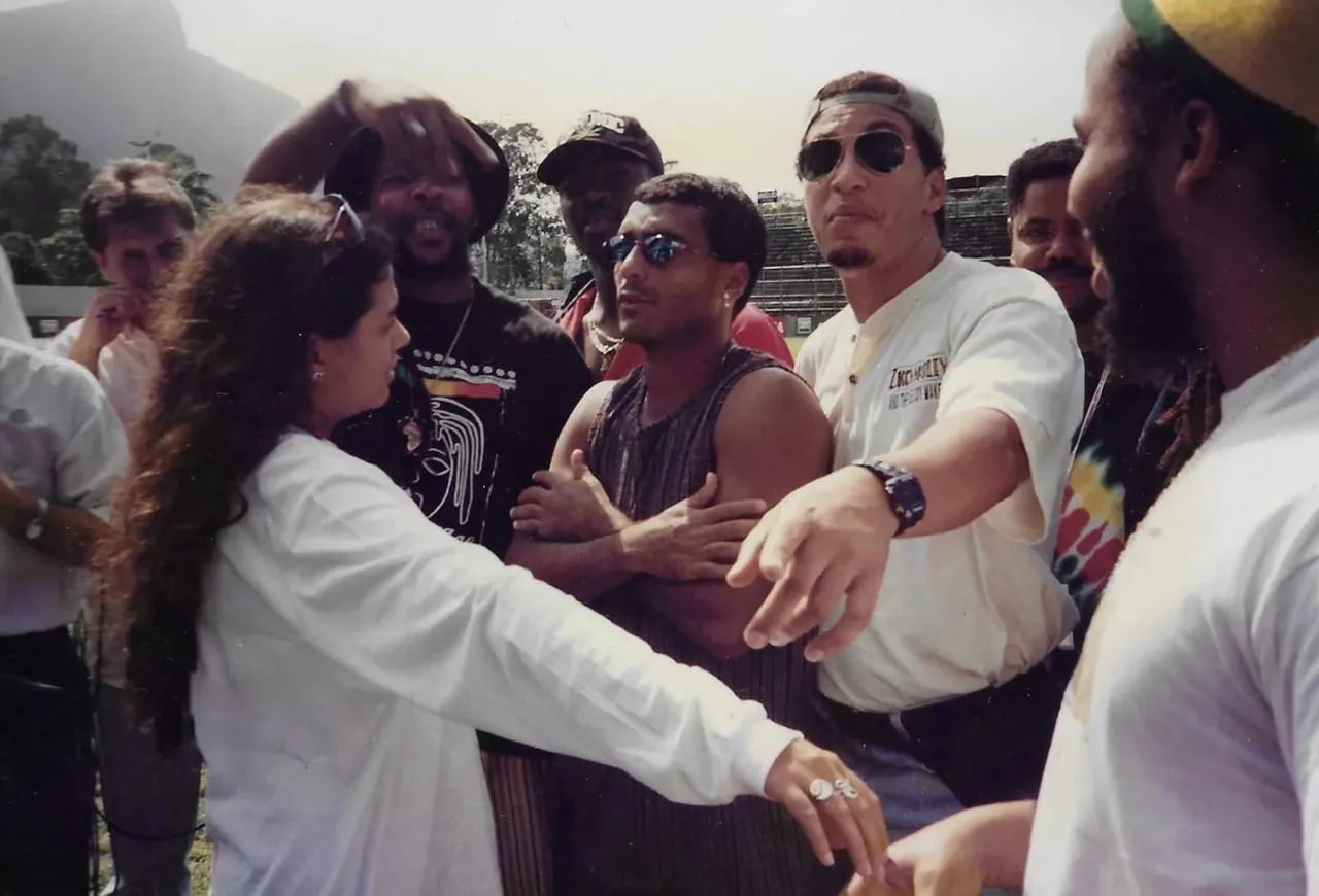 In Brazil 1995, it was a great honor to meet one of the great players, Romario, win the World Cup 1994, with Ziggy Marley and the Melody Makers. Life Journey, R